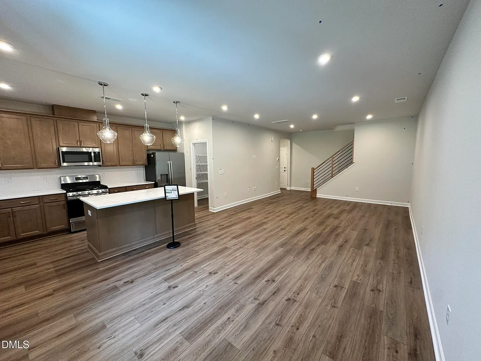 3 bed, 2.5 bath, 1812 sqft, $2,150 — Photo 3