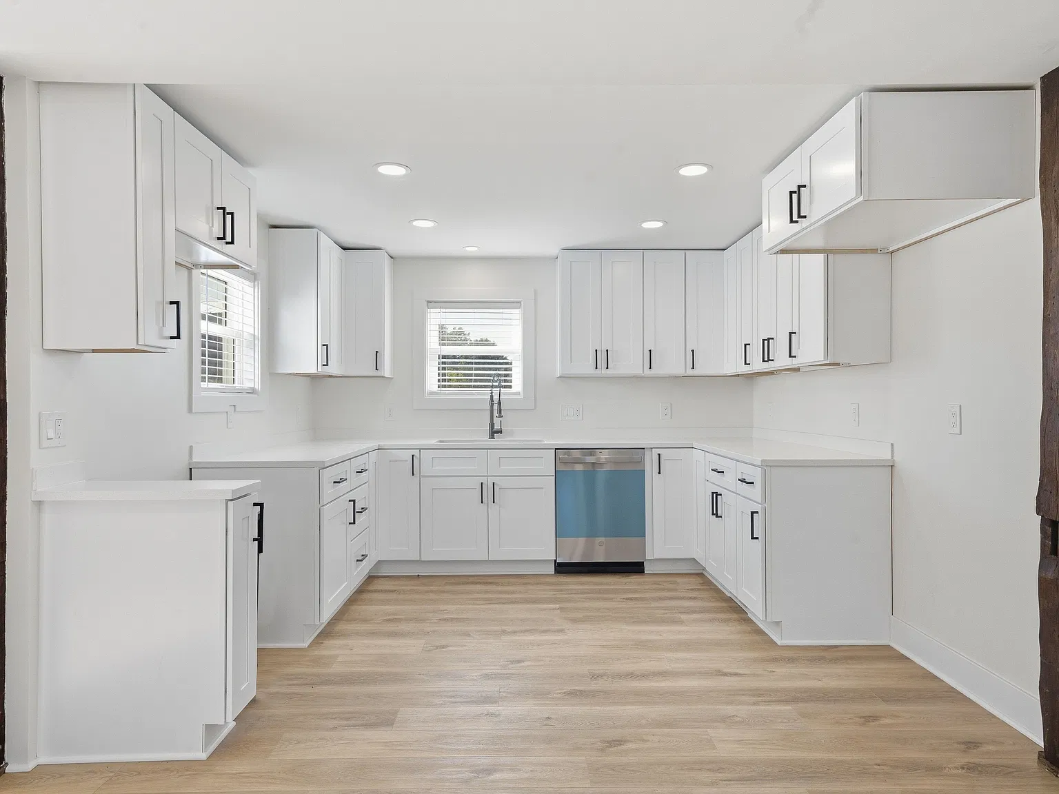 4 bed, 2.5 bath, 2400 sqft, $3,500 — Photo 4