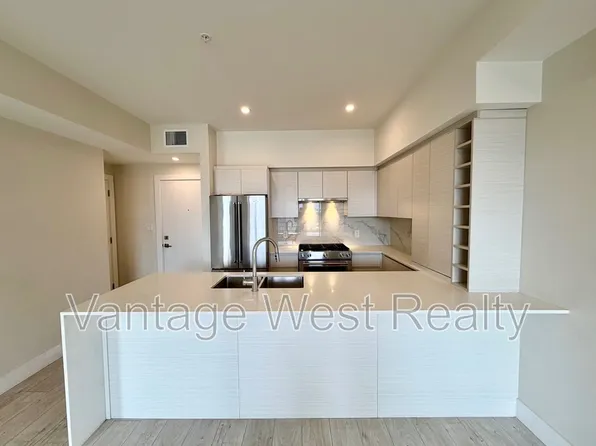 1925 Enterprise Way #410, Kelowna, BC V1Y 0J8