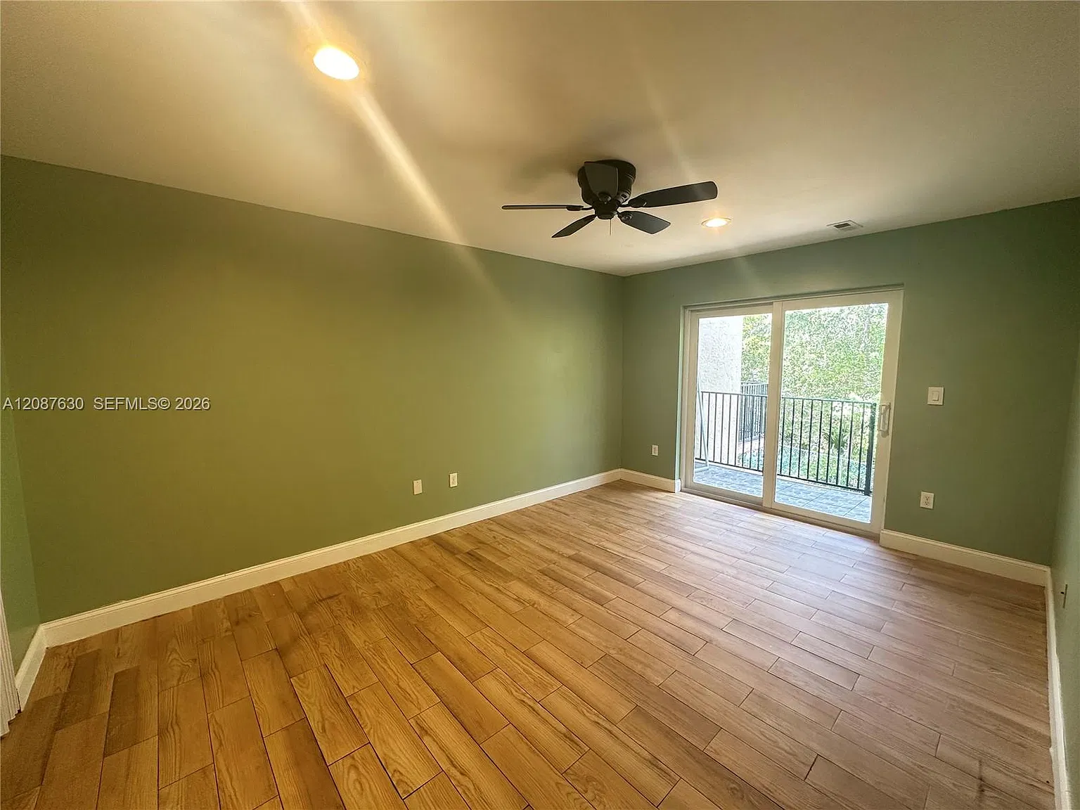 Wimbledon Iv-5 Condo — Photo 1