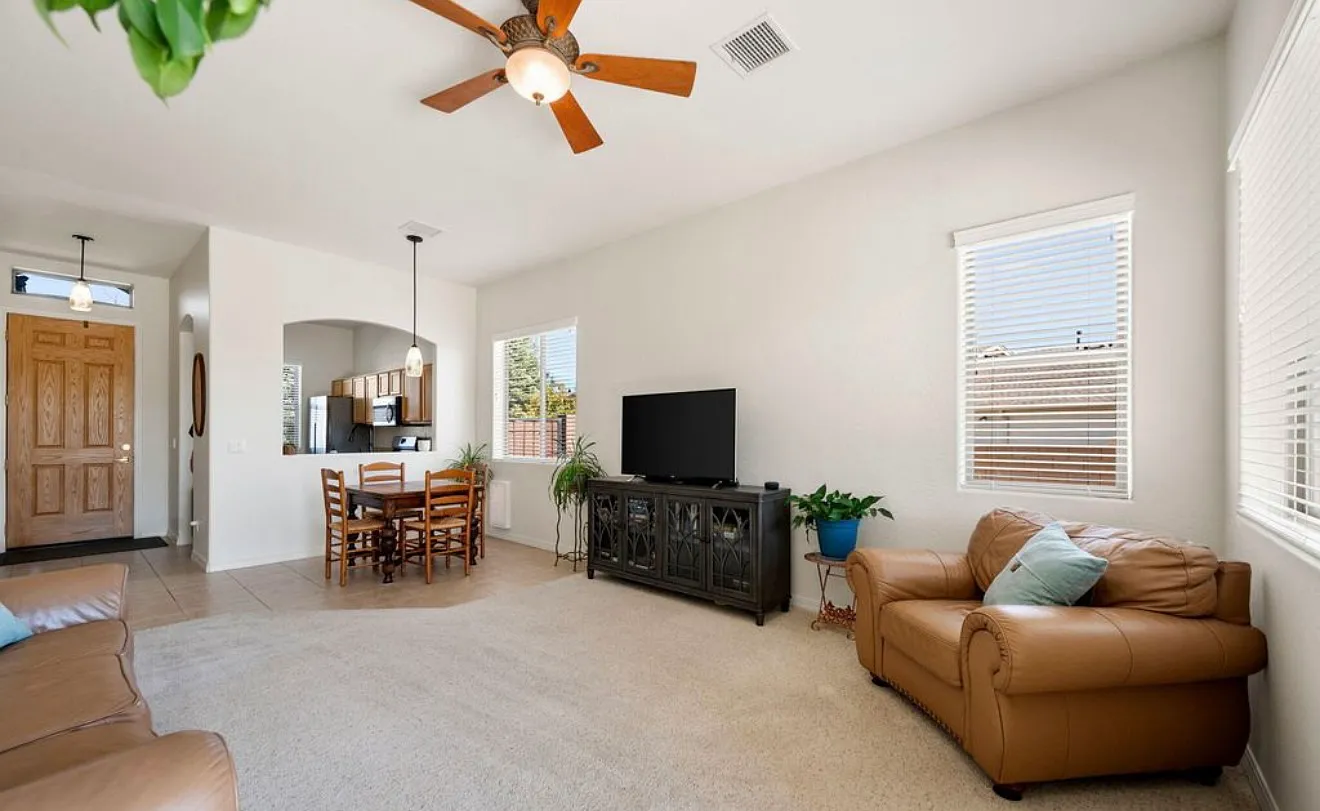 3 bed, 1223 sqft, $2,400 — Photo 3
