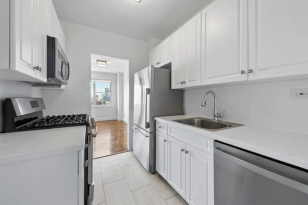 215 East 68th Street — Photo 2