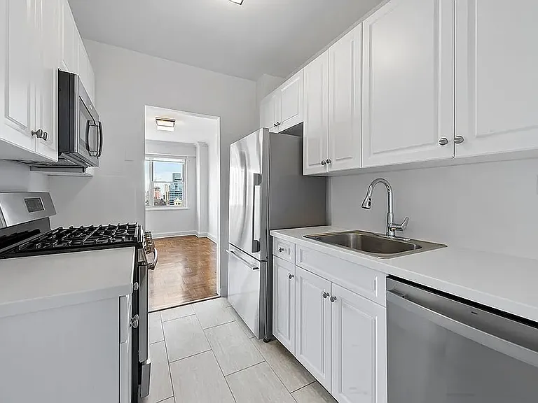 215 E 68th St #23I — Photo 2