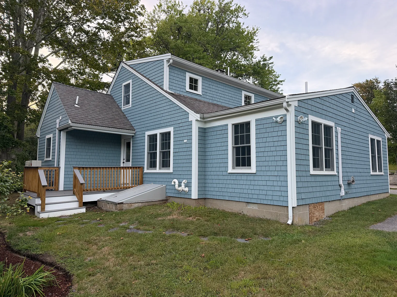3 bed, 2.5 bath, 1680 sqft, $3,200 — Photo 2