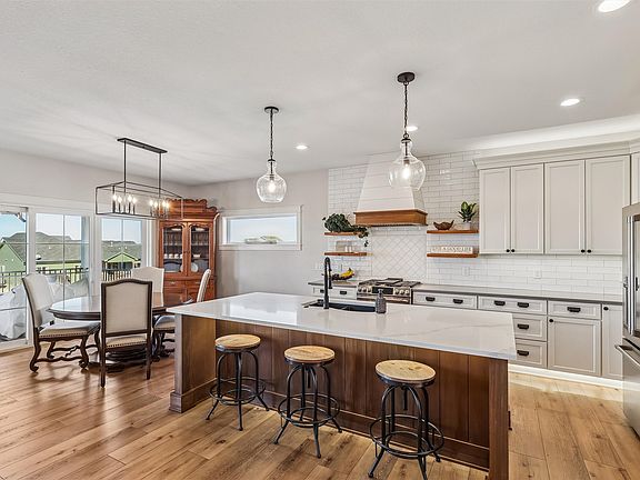 3rd image of 2719 Blooming Heights Dr