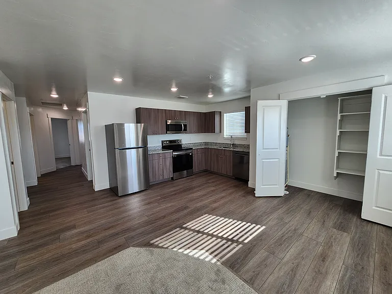 6136 Freedom Apt 4 - 4_04072025