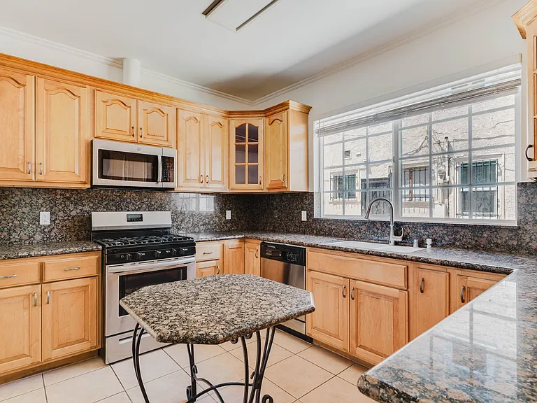 1626 N Alexandria Ave — Photo 15
