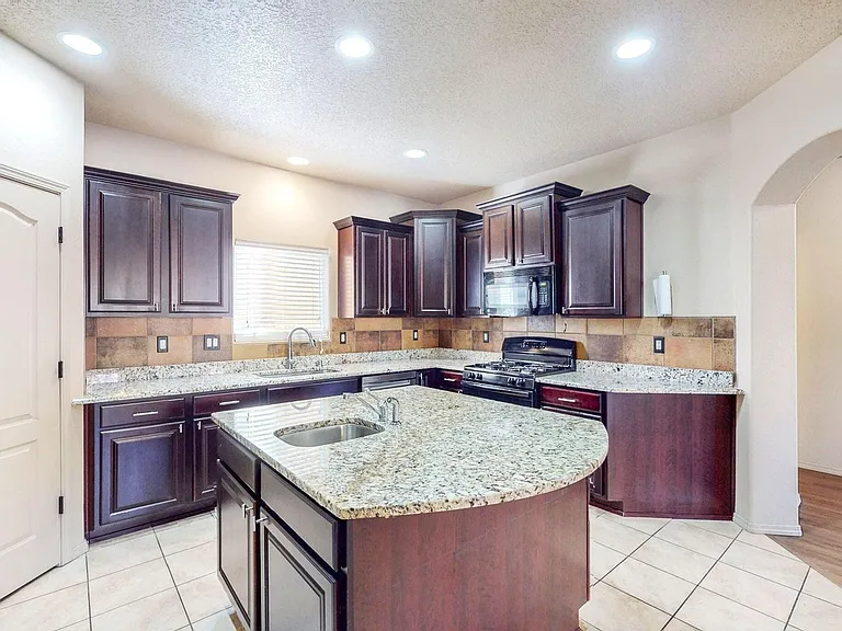 5700 Strand Loop SE — Photo 10