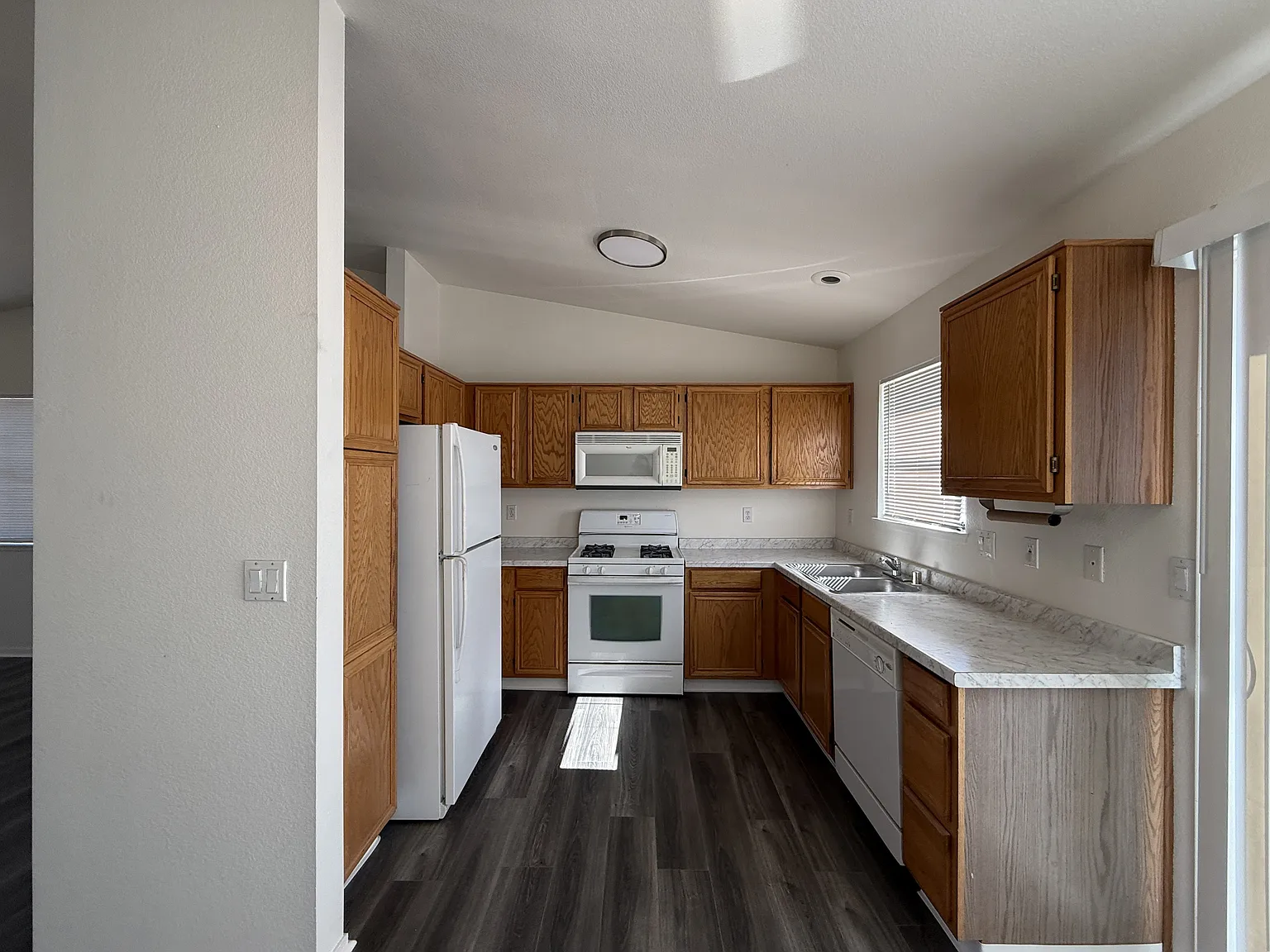 3 bed, 1144 sqft, $2,350 — Photo 4