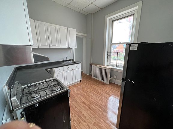 2nd image of 1422 W Diamond St APT 1R