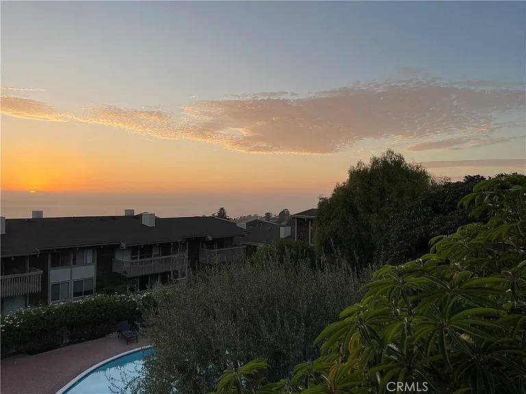 6542 Ocean Crest Dr — Photo 3