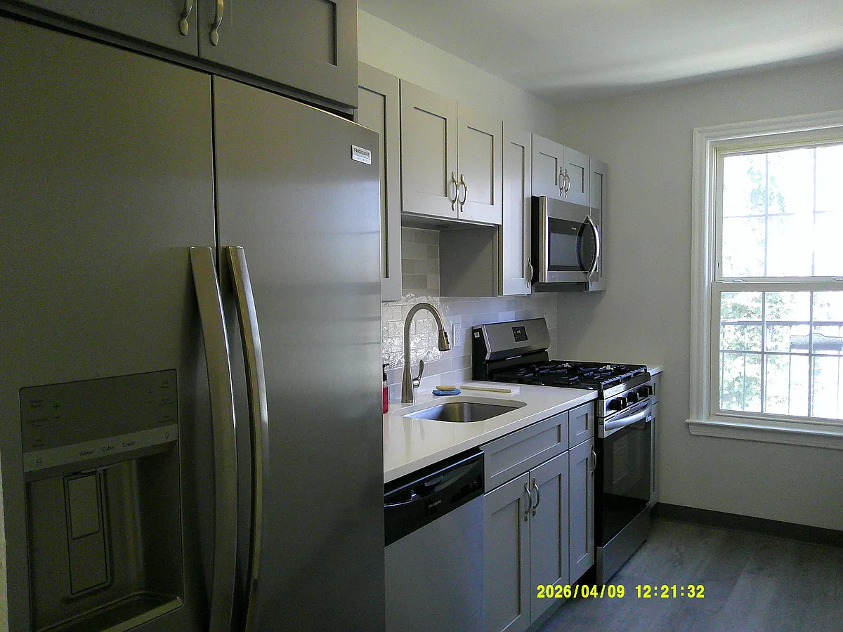 Building Photo - 7 Bashford Ave #B