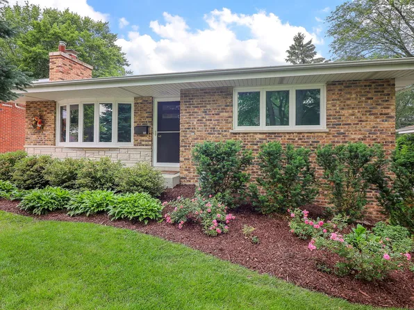 223 S Hickory Ave, Bartlett, IL 60103