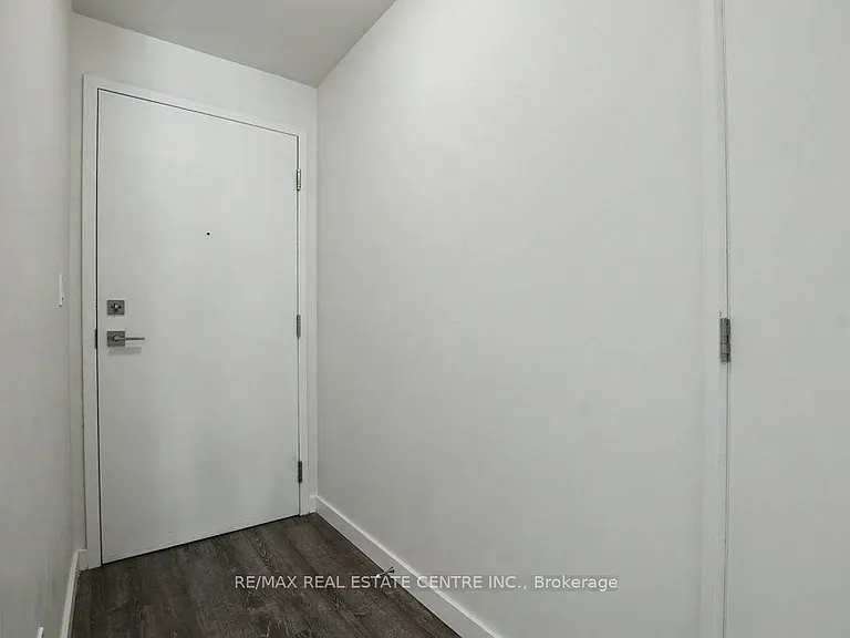 690 King St W #101 — Photo 10