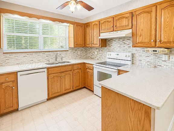 4th image of 216 Juniper St
