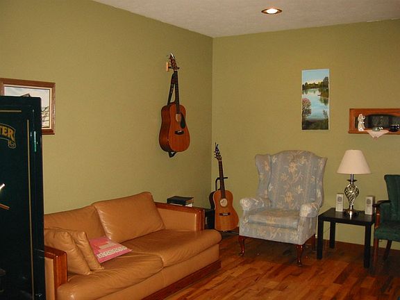 4th image of 15910 Burtsfield Dr