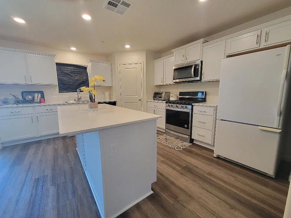 4 bed, 2814 sqft, $2,900 — Photo 3
