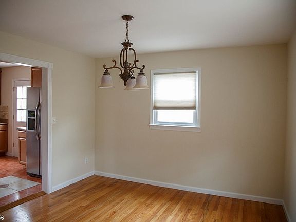 5th image of 912 Somerville Ave