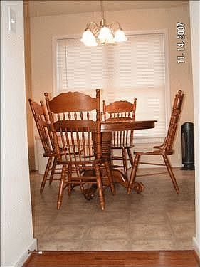 Kitchen eat-in area