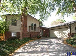 6811 Tanglewood Ln, Lincoln, NE 68516