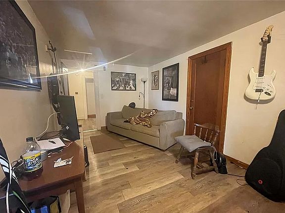 4th image of 221 Winspear Ave #1