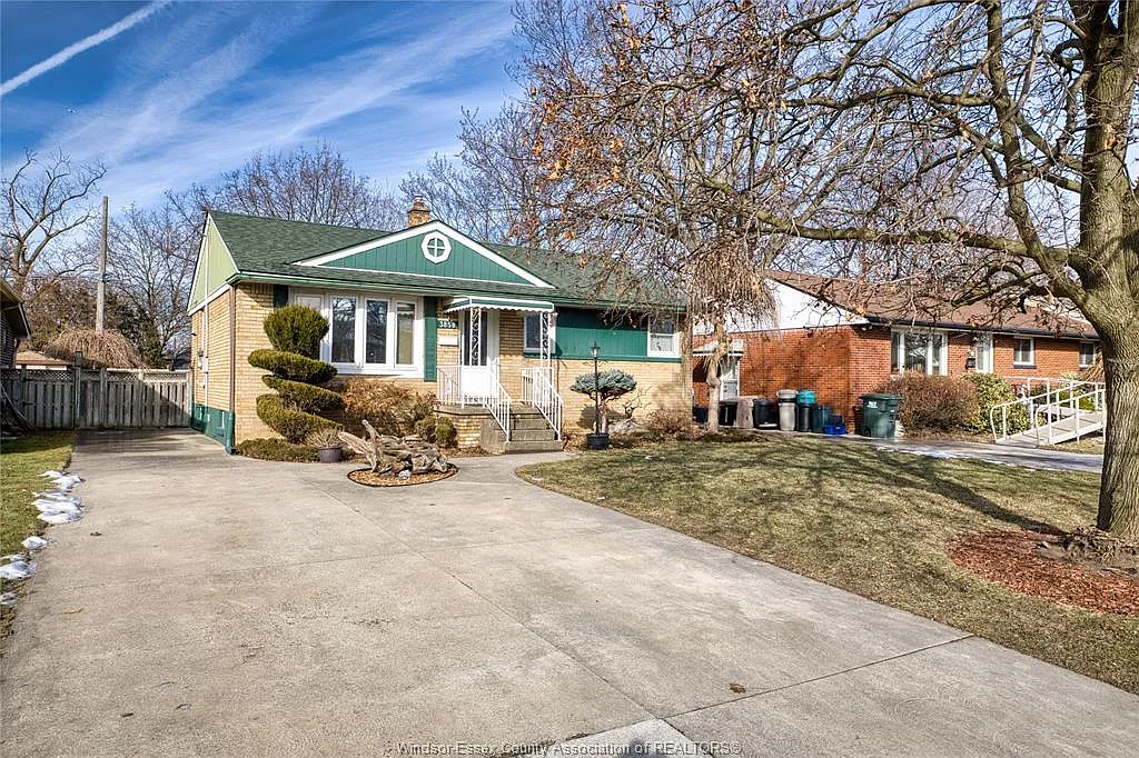 4 bed, $2,400 — Photo 2