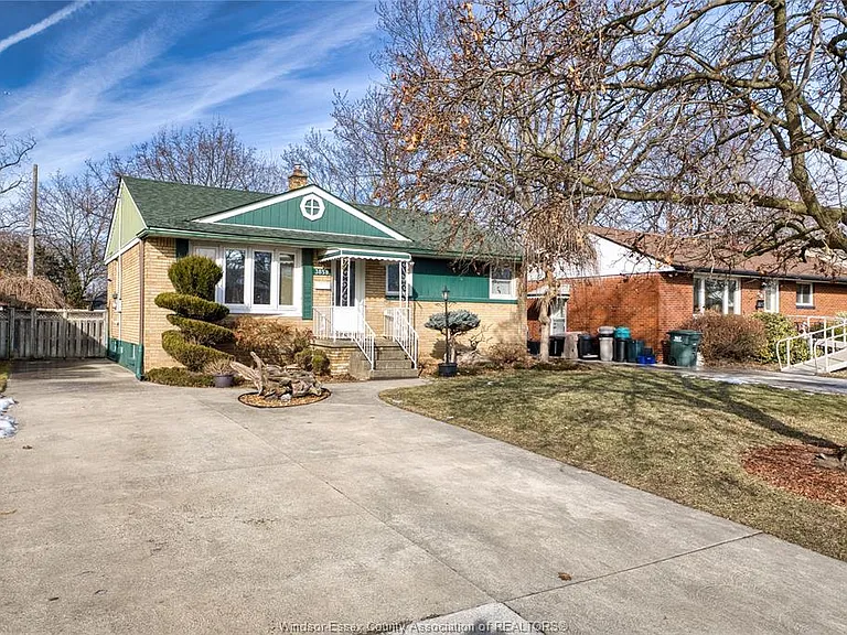 3858 Hillcrest Blvd — Photo 2