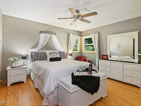 5th image of 9212 Amy Dr