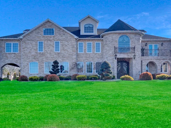 120 Majestic Dr #1, Huntington Station, NY 11746