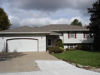 1st image of 200 Lakeshore Dr
