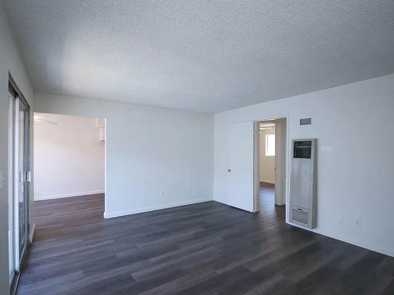 896 Magnolia Ave #5 — Photo 3