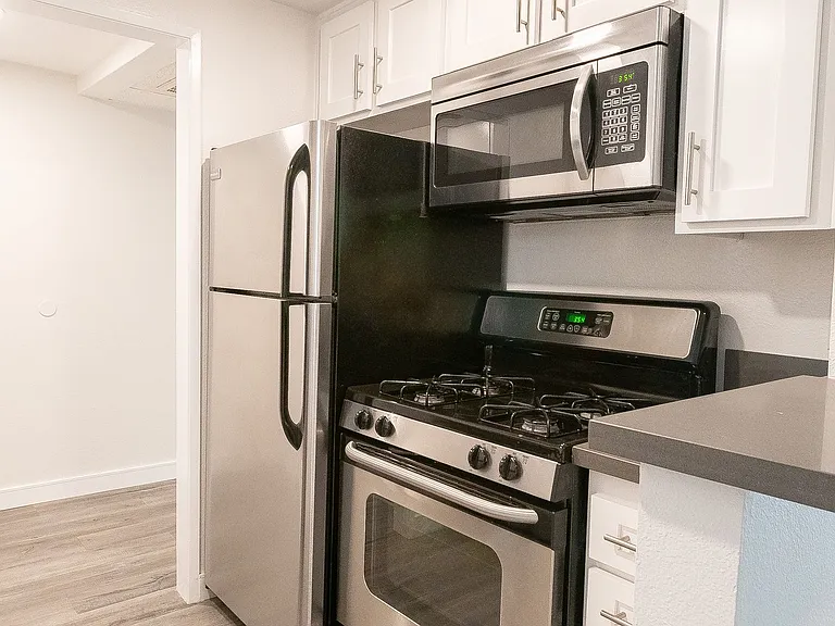 110 S Sweetzer Ave — Photo 34