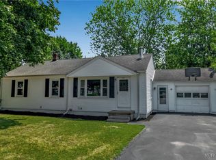 565 Oak St, Youngstown, NY 14174