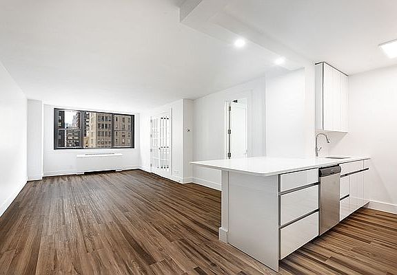 3rd image of 330 W 58th St APT 9F