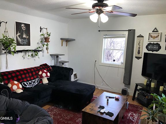 4th image of 206 Shaw St