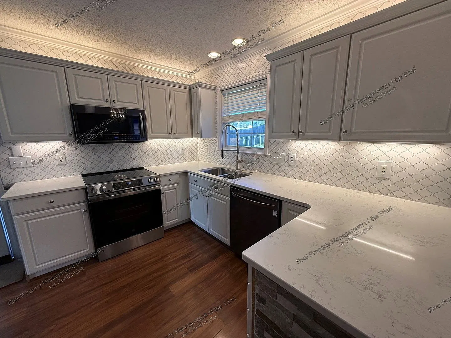 3 bed, 2.5 bath, 1707 sqft, $2,095 — Photo 3