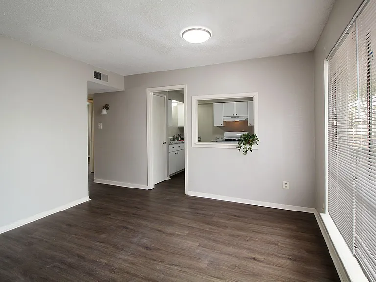 U of M Area - Southernwood Apartments — Photo 16