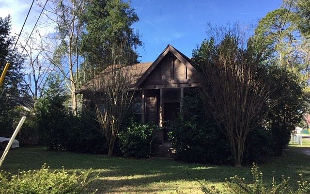 2nd image of 560 SE Baker Ave
