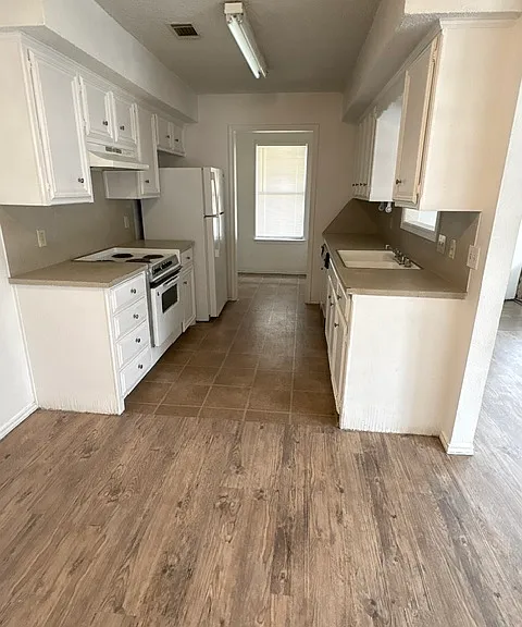 2005 S Loop 289 — Photo 4