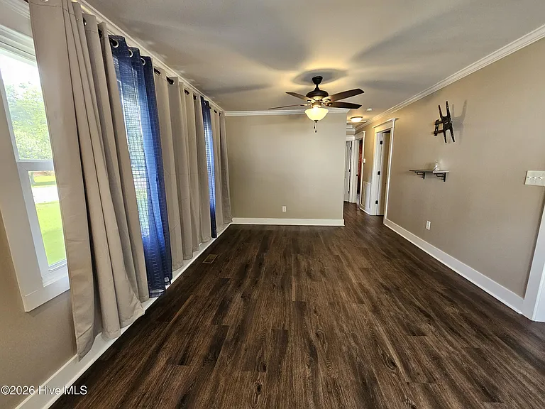 16 White Oak St — Photo 2