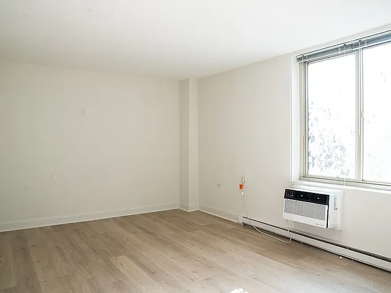 1964 1st Ave #4A — Photo 3