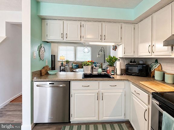 5th image of 1 Farmcrest Ct