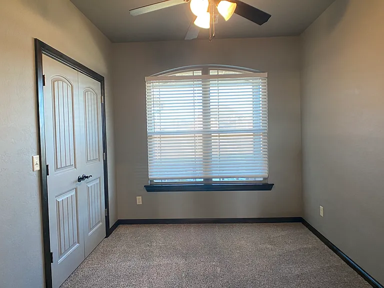 77 NE Simmons Cir — Photo 2
