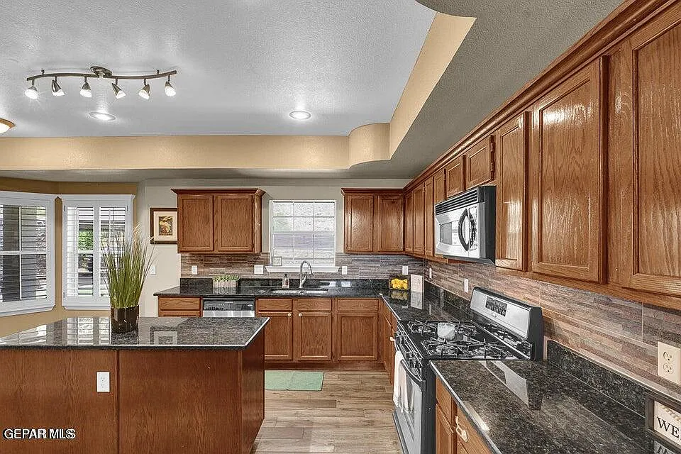 3 bed, 2.5 bath, 2239 sqft, $2,600 — Photo 3