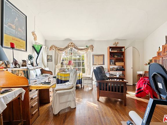 3rd image of 848 N Doheny Dr