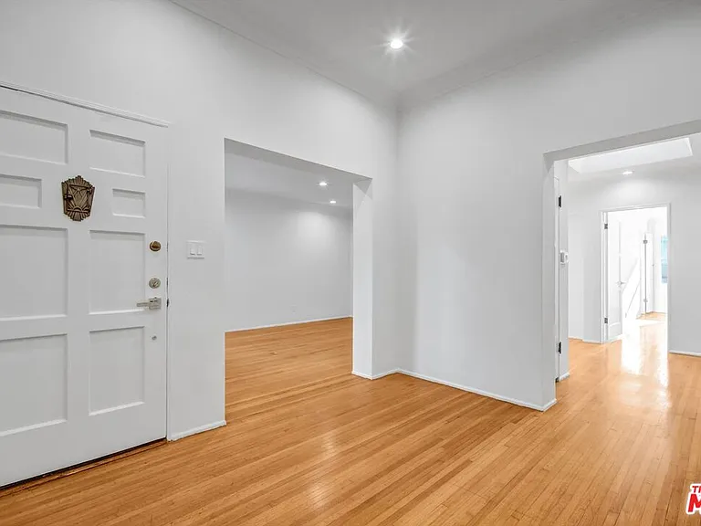 207 S Reeves Dr — Photo 3