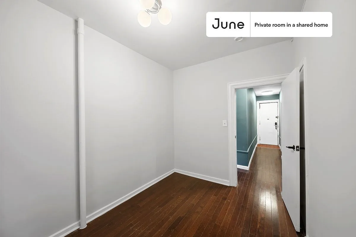 Queen bedroom in 3 bed/1 bath home in Hamilton Heights #594 C — Photo 3