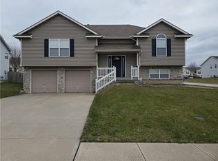 1011 Granada Dr, Raymore, MO 64083