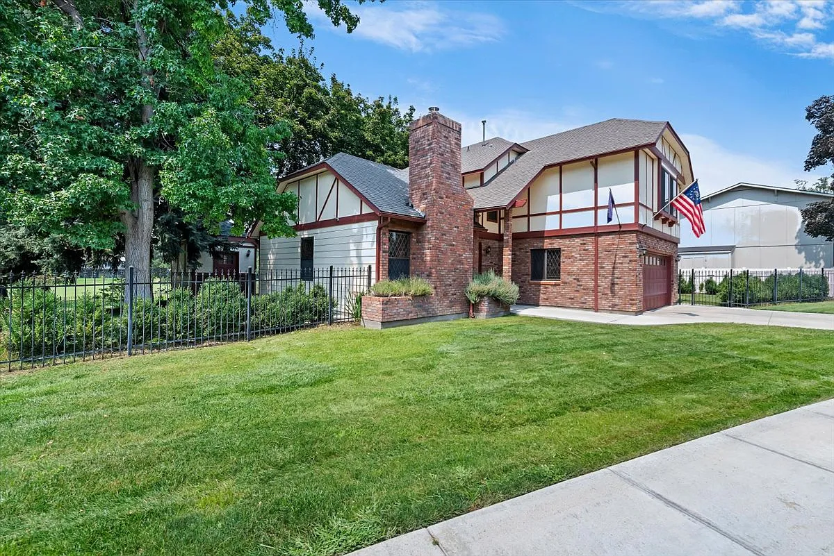 4 bed, 2.5 bath, 2058 sqft, $5,700 — Photo 4