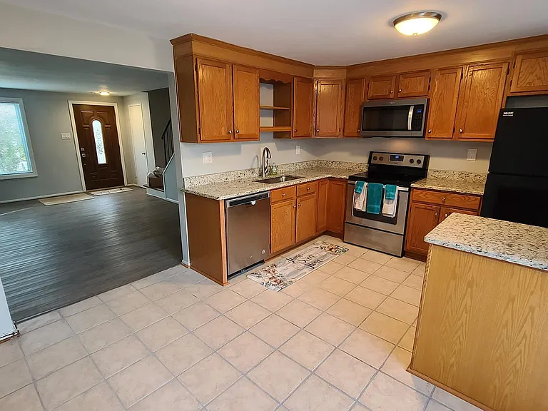 10724 Lester St — Photo 14